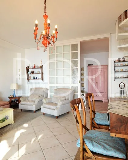Salón con escalera de caracol