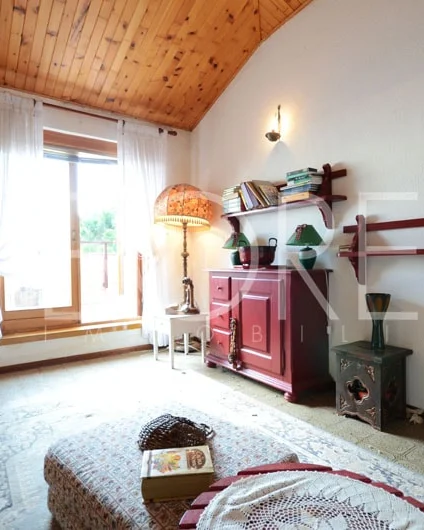 Segundo salón con techo de madera