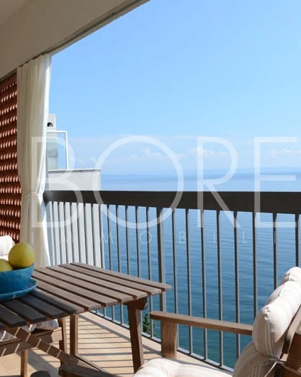 Terraza sobre el mar