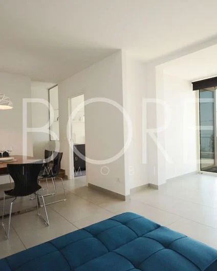 Salón con ventanales
