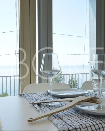 Mesa junto al ventanal con vistas al mar