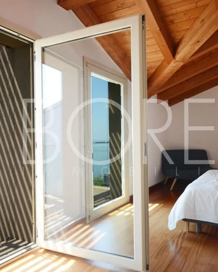 Dormitorio con vistas al mar