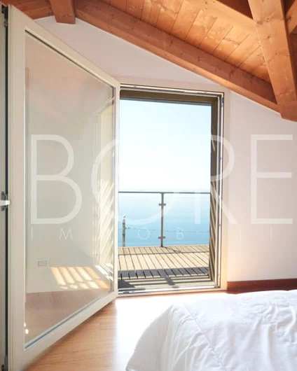 Dormitorio con terraza