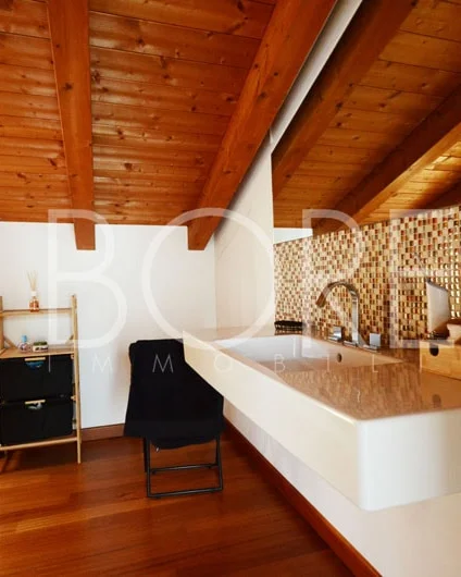 Baño principal con mosaico y madera