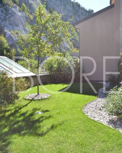 Jardín privado junto a la roca