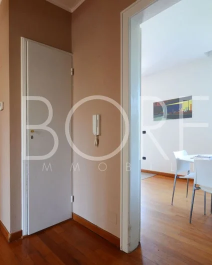 Pasillo y cocina con comedor