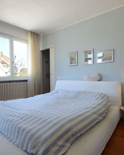 Dormitorio con baño en suite