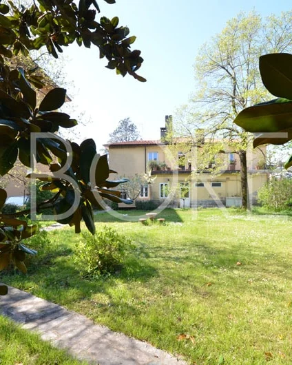 Jardín y fachada