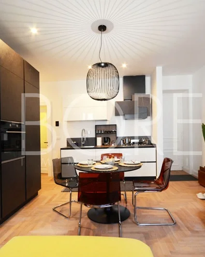 Salón con cocina abierta