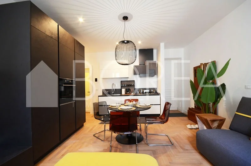Salón con cocina abierta