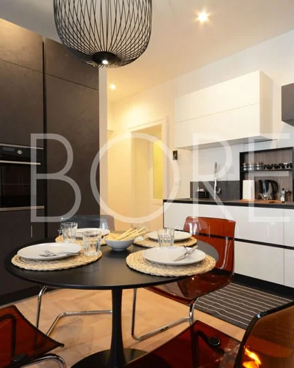 Cocina abierta con mesa