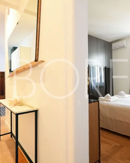 Entrada y dormitorio