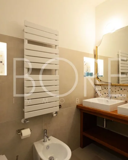 Baño con doble lavabo