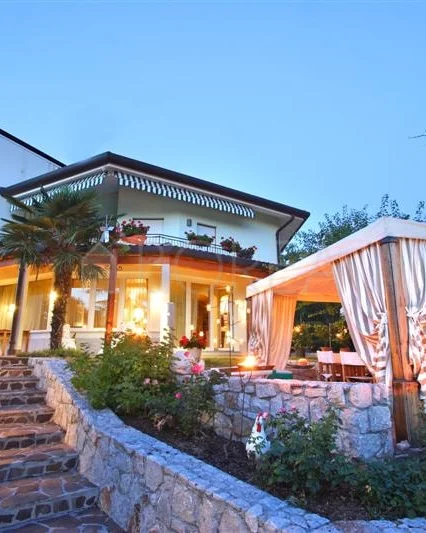 Villa iluminada con cenador