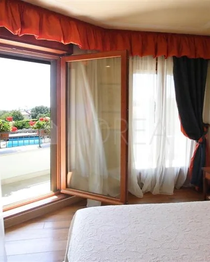 Dormitorio con vistas a la piscina