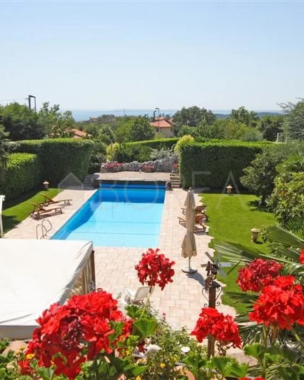 Piscina entre flores