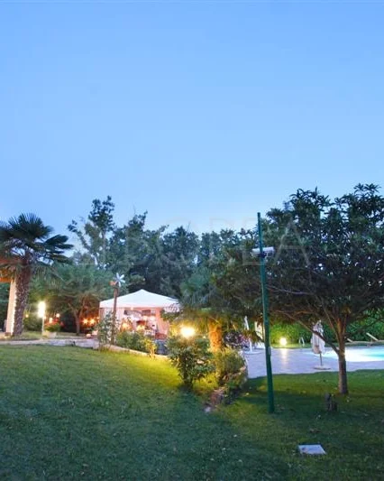 Jardín y piscina de noche
